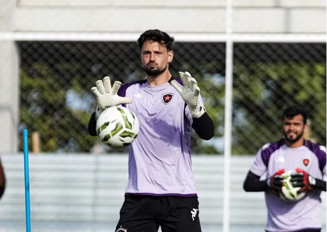 Bernardo Franco exalta goleiros e afirma que titularidade não garante vantagem no Botafogo-PB